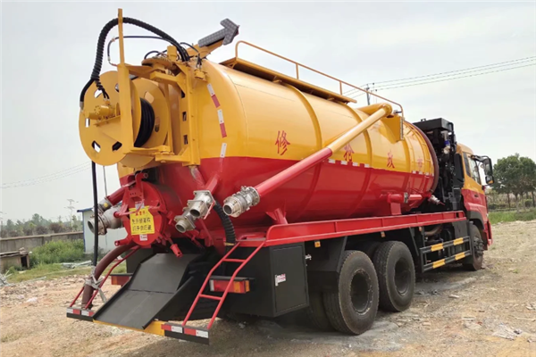 程力集團后雙橋清洗吸污車實現一車兩用，魚與熊掌不可兼得未必定論