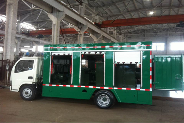 半自動化高科技車型--東風大多利卡吸污凈化車固液分離車