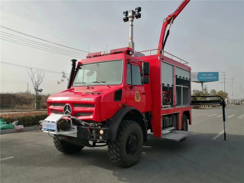 奔馳烏里莫克應(yīng)急搶險(xiǎn)救援車(chē)強(qiáng)勁動(dòng)力翻山越嶺