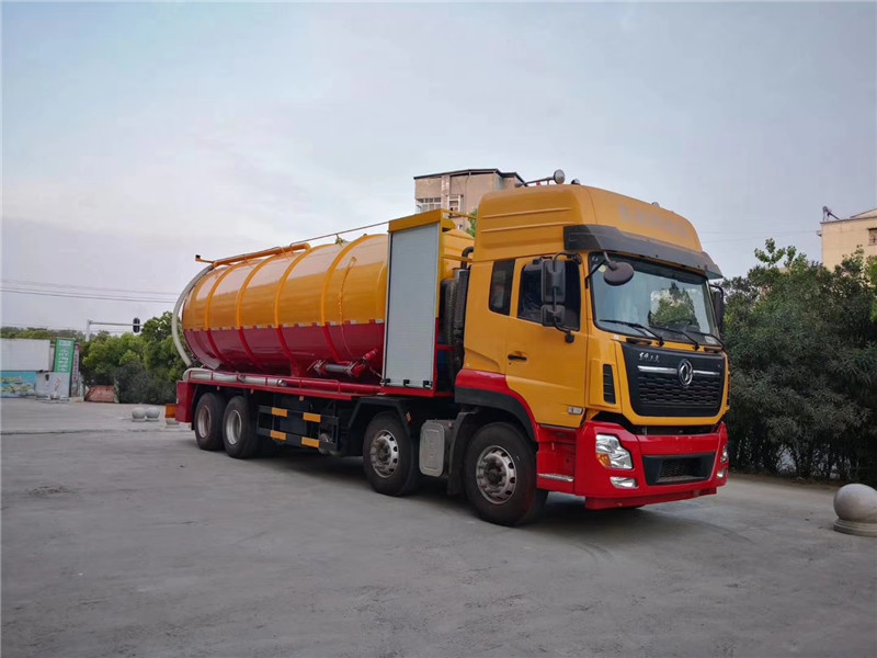 東風天錦清洗吸污車通過高壓水流產生的強大壓力沖開被堵塞的管道