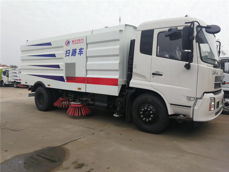 東風大多利卡洗掃車水流沖擊力大，能直接將污水送至吸口