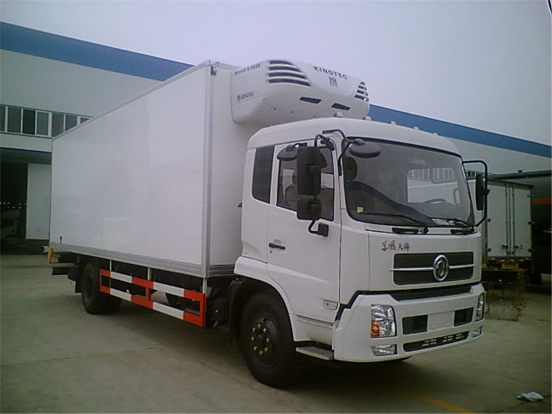 東風天錦冷藏車采用液壓吸咐一體成型生產線制造,保溫性達A級標準