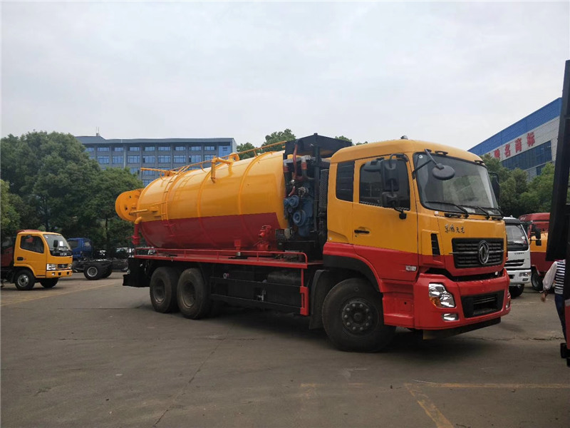 東風凱普特清洗吸污車可自吸自排，工作速度快，容量大