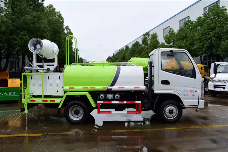 東風多利卡國六5噸灑水車進行液霧降塵、淡化空氣中的顆粒濃度