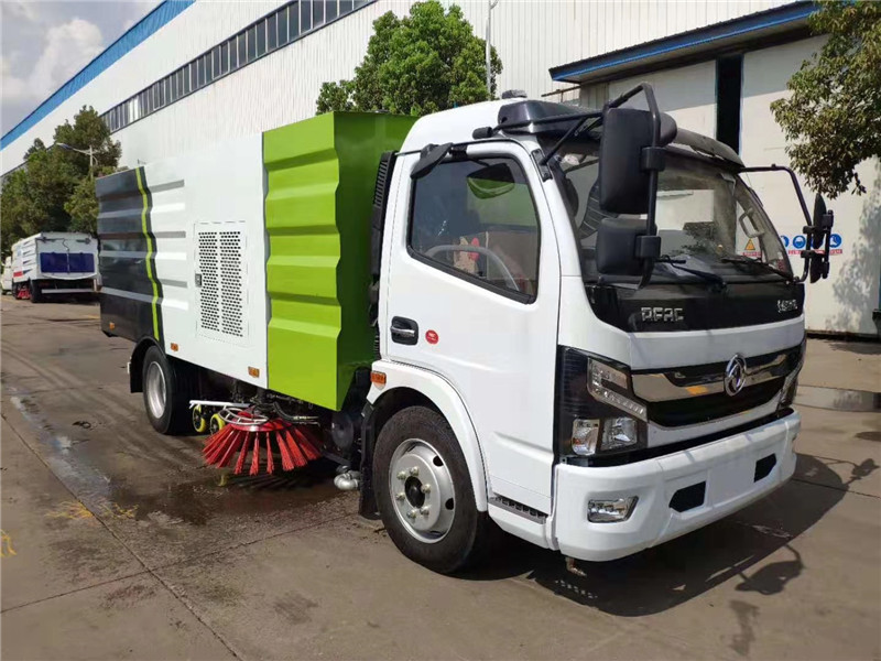 東風多利卡掃路車垃圾箱下方配有噴霧噴桿，噴霧噴桿上裝噴霧噴嘴