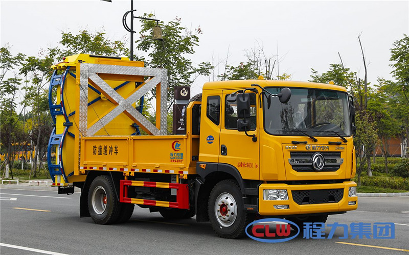 東風多利卡防撞緩沖車通過自身結(jié)構(gòu)變形吸收撞擊能量，降低危險