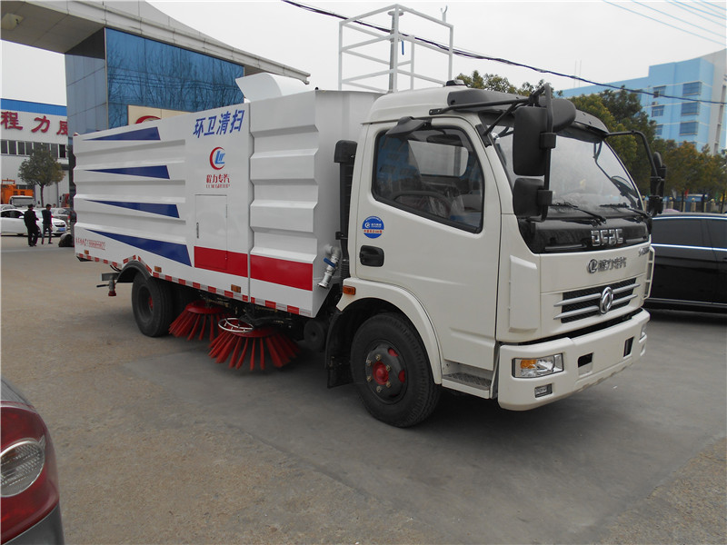 東風多利卡洗掃車可實現(xiàn)在一次作業(yè)中完成高壓清洗和垃圾的收集