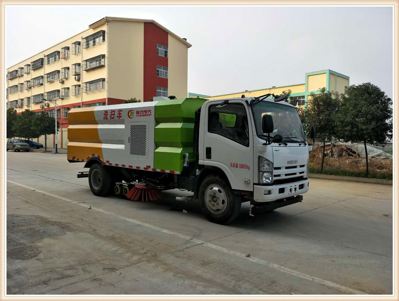 東風多利卡洗掃車采用重汽豪沃國六二類底盤改裝，工作更為可靠