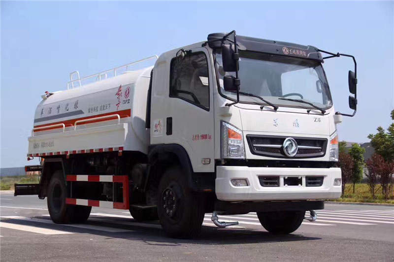 東風天錦灑水車用于城市道路、大型廠區,園林等單位清潔路面