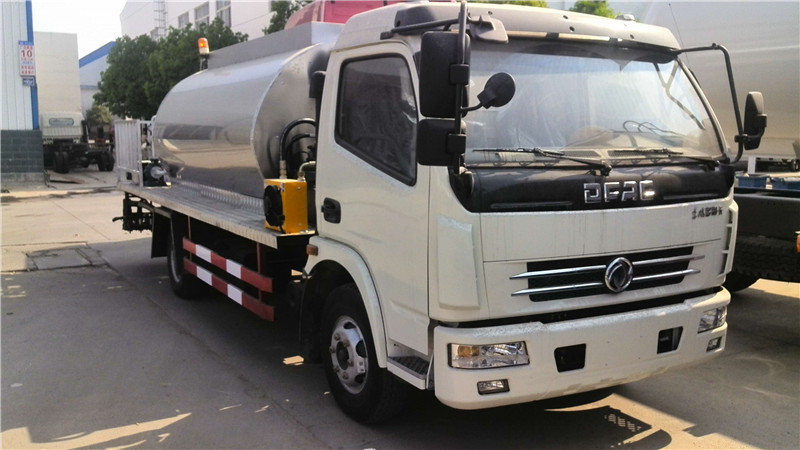 東風天錦路面清洗車養(yǎng)護車可實現(xiàn)雙重水流強化清洗，噴射流水穩(wěn)定