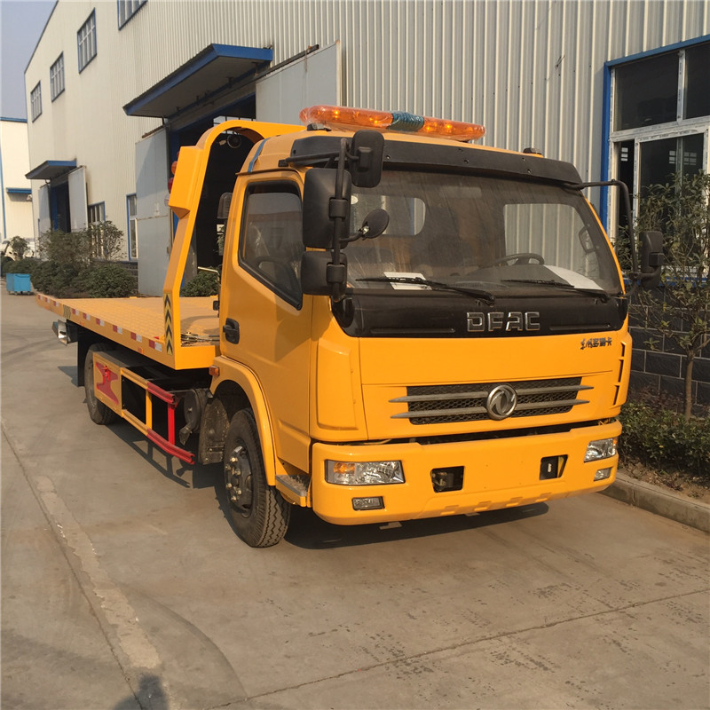 東風8噸清障運輸車的任務(wù)就是將故障車或事故車及時地拖離現(xiàn)場