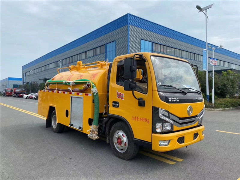 東風天錦環(huán)衛(wèi)清洗吸污車通過高壓水射生的壓力，打開阻塞管道