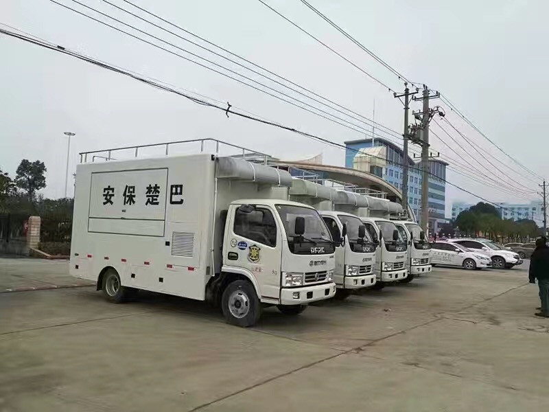  東風(fēng)天龍冷藏車采用木質(zhì)結(jié)構(gòu)工藝，門框加有隔熱條，使用壽命更長