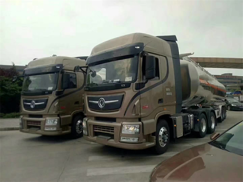 天龍牽引頭好評(píng)如潮，兩臺(tái)50立方天龍牽引頭鋁合金油罐車?yán)^續(xù)走起