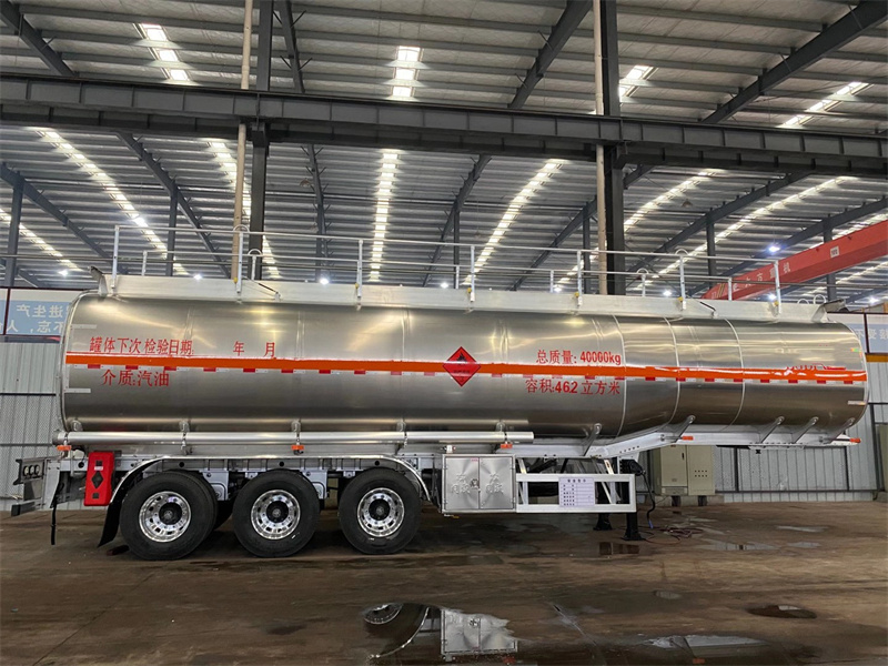 不銹鋼半掛油罐車(chē)細(xì)節(jié)配置展示圖，強(qiáng)硬的質(zhì)量體系保持茂名油罐車(chē)市場(chǎng)占有率