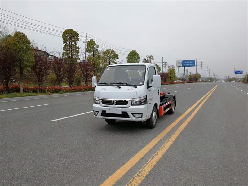 藍牌東風途逸勾臂垃圾車