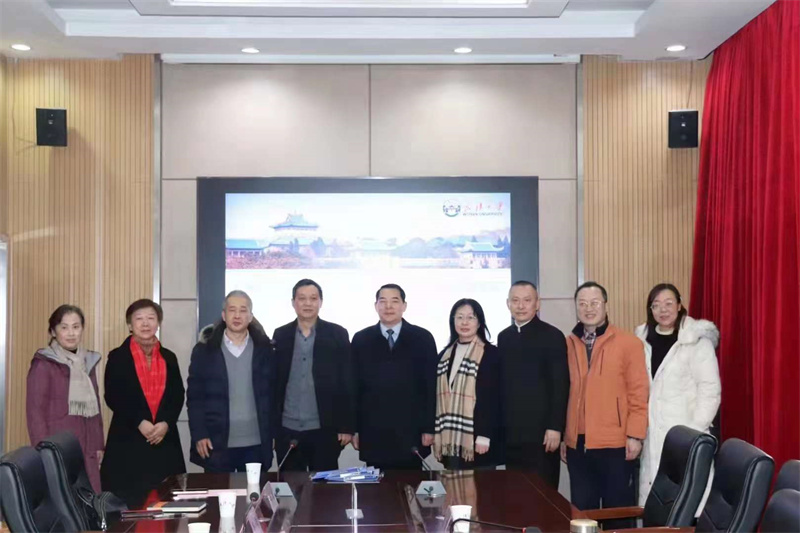 程力集團向武漢大學捐贈兩臺新能源掃地車交車儀式