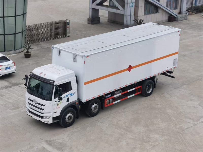 解放國六三軸危險品廂式運輸車