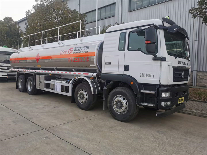 重汽汕德卡前四后八25.5方鋁合金運油車