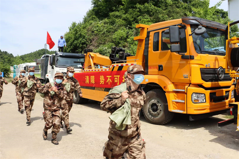 程力掃路車、抑塵車、清障車配合官兵開展防汛演習 提高應急能力