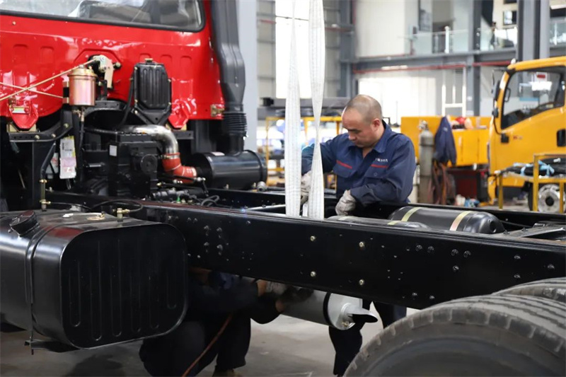 程力集團瑞力生產(chǎn)最大電源車一起帶動800臺3匹空調