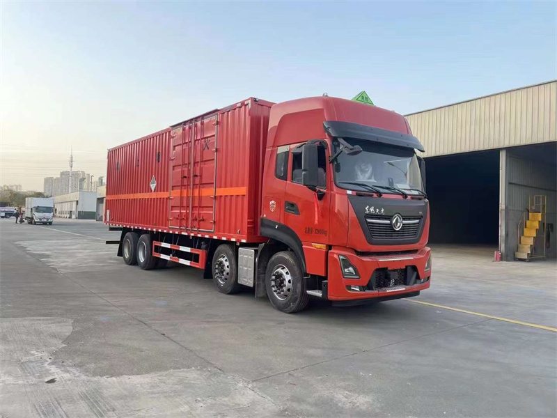 9.6米東風天龍前四后八雜項廂式運輸車