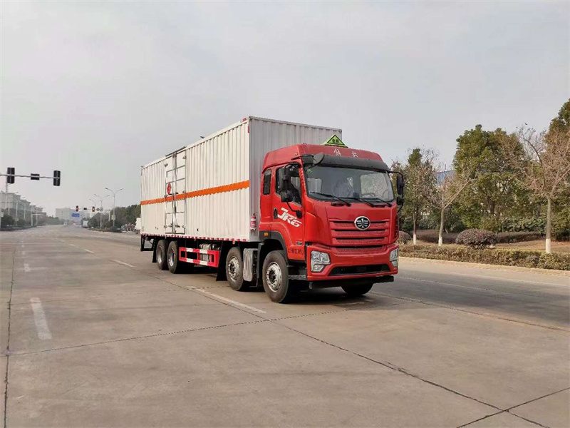 9.6米解放雜項危險物品廂式運輸車